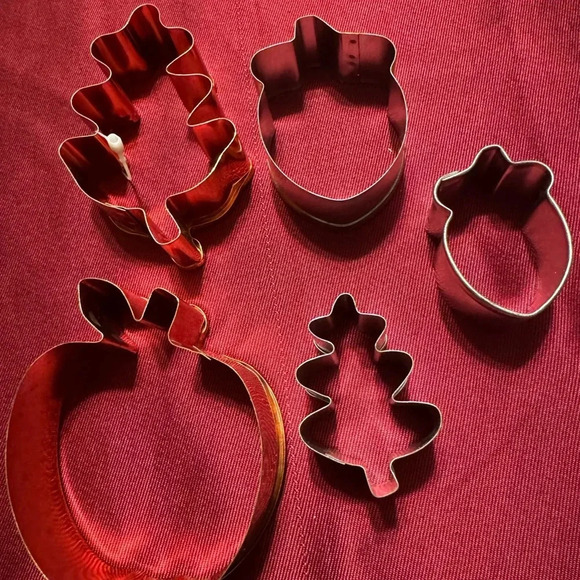 40 Cookie Cutters; stainless steels, plastic, silicone all occasions - Picture 2 of 8